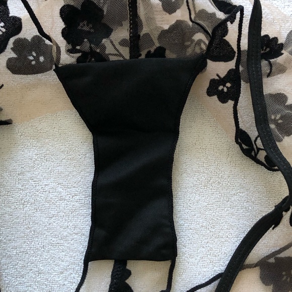 Sexy nude and black flower mesh lingerie set - Picture 5 of 9